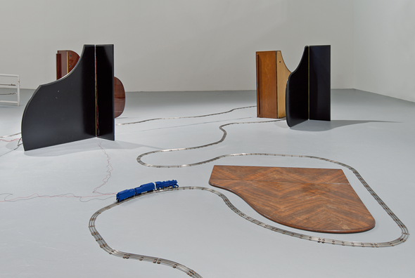 David Hammons, Chasing the Blue Train, 1989