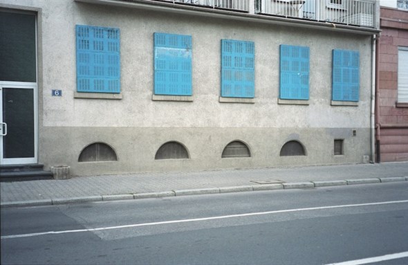 Außenansicht der Galerie Neue Alte Brücke mit einer Arbeit von Wolfgang Breuer, 2008
