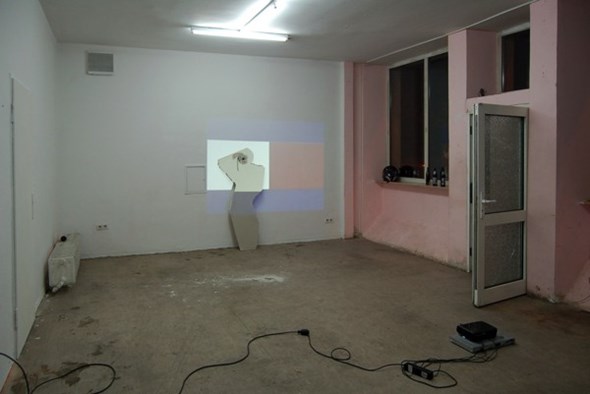 Innenansicht der Galerie mit einer Arbeit von Nicolas Ceccaldi, 2009