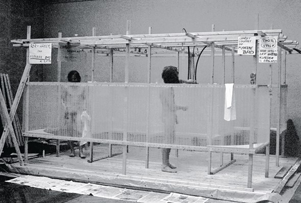 Bjørn Nørgaard & Poul Gernes beim öffentlichen Duschen, »Festival 200« Charlottenborg 1969, Photo: Robert Nielsen