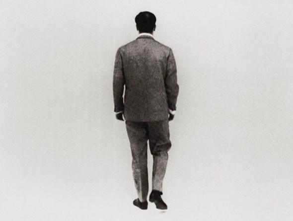 Yves Klein, Yves Klein in the Void Room (Raum der Leere), Museum Haus Lange, Krefeld, Jänner 1961